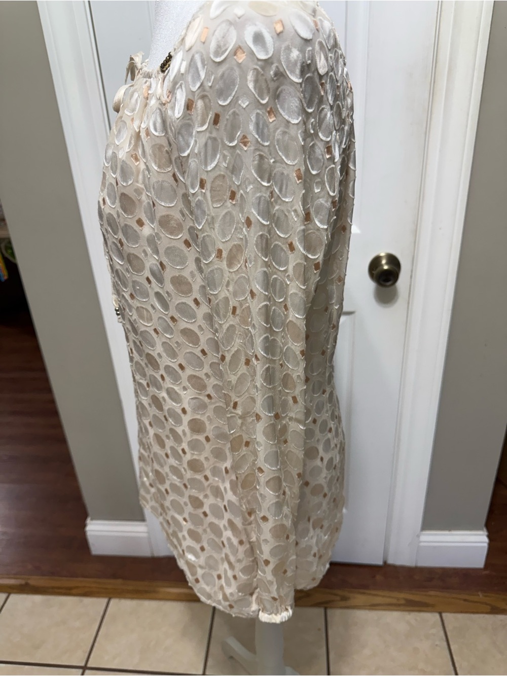 White House Black Market Ivory Sheer Boho Blouse Size S Textured Dot Tie Neck - Picture 5 of 15
